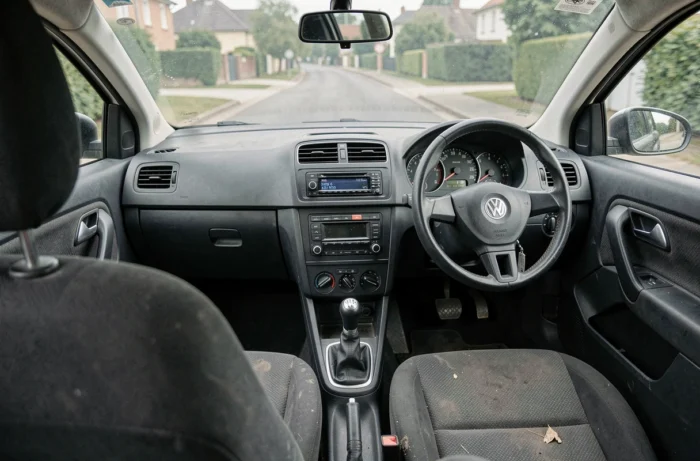 Intérieur de la Volkswagen Polo 6R montrant le tableau de bord, le volant et les commandes depuis la banquette arrière