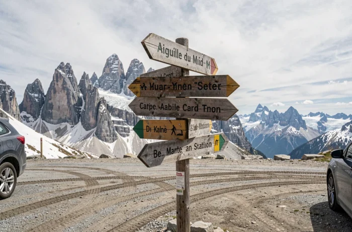 Panneau de signalisation en bois au parking de départ de randonnée près de l'Aiguille du Midi à Chamonix